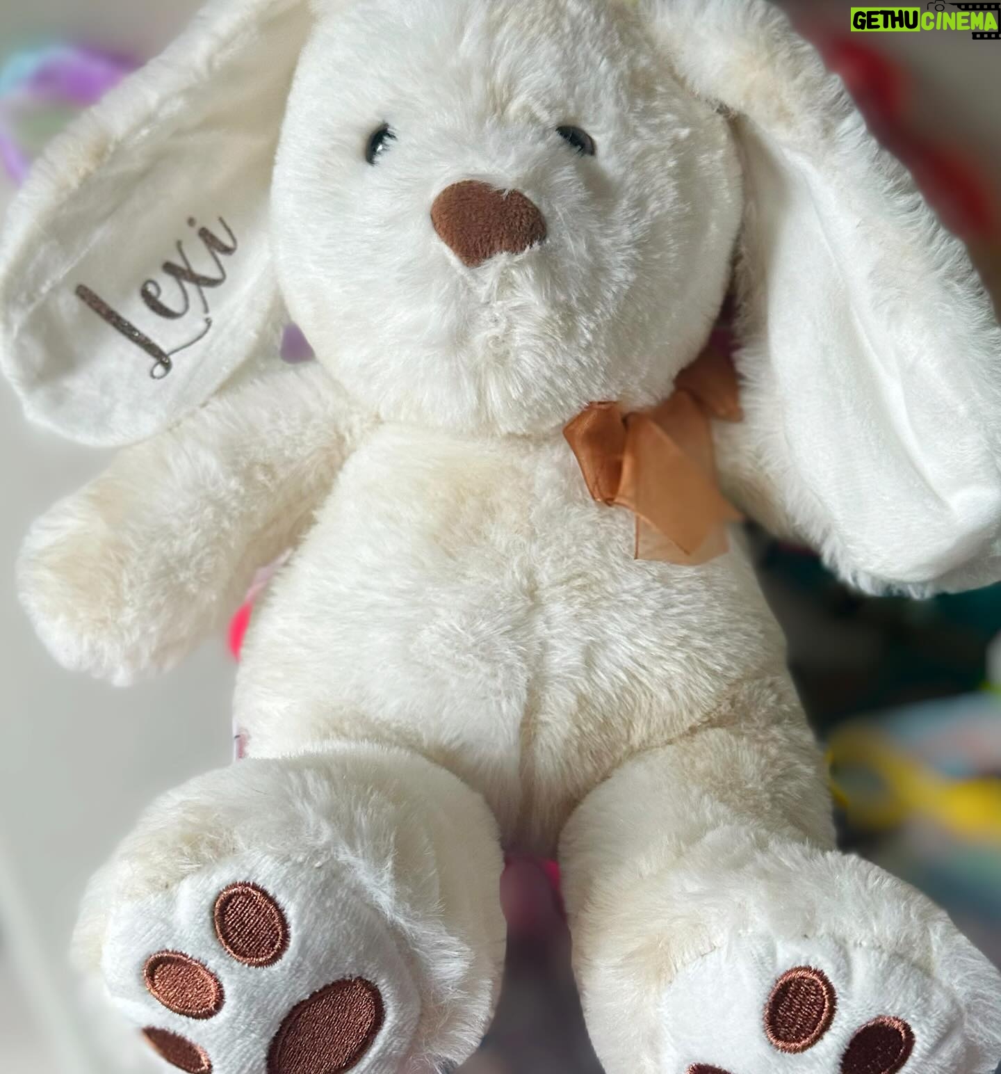 Lexi Rabe Instagram - Happy Easter! Did the bunny visit you? He came to see me!! 🐇#easterbunny but don’t forget the reason for the season!! #hehasrisen