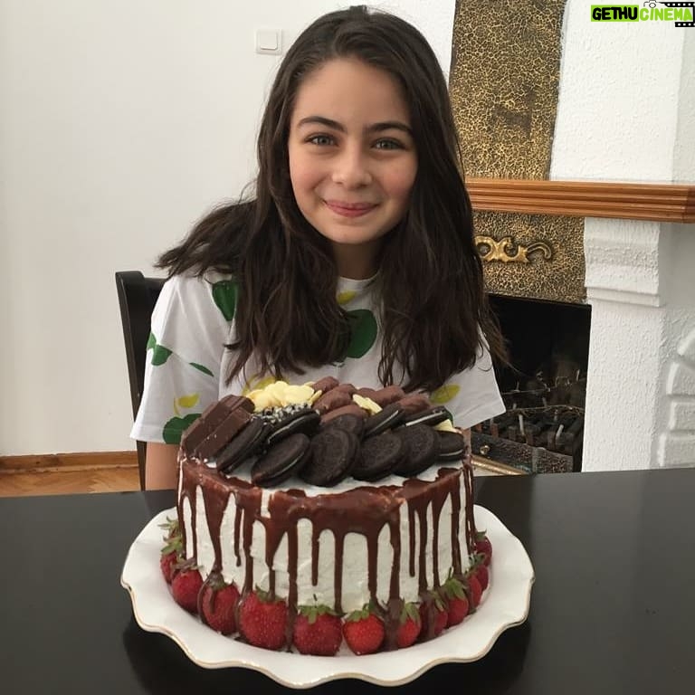 Leya Kırşan Instagram - Bugün inanılmaz güzel bir gün geçirdim. Arayan, mesaj atan, yanımda olan tüm sevdiklerime çok ama çok teşekkür ederim 🙏🙏🙏 Bir özel teşekkür de doğum günüm için şahane videolar hazırlayıp, yorum yapan, benim için çok değerli olan sizlere 💕💕💕 İyi ki 🎉🎉🎉