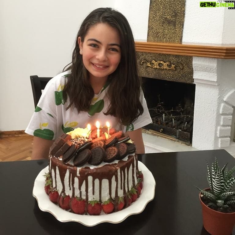Leya Kırşan Instagram - Bugün inanılmaz güzel bir gün geçirdim. Arayan, mesaj atan, yanımda olan tüm sevdiklerime çok ama çok teşekkür ederim 🙏🙏🙏 Bir özel teşekkür de doğum günüm için şahane videolar hazırlayıp, yorum yapan, benim için çok değerli olan sizlere 💕💕💕 İyi ki 🎉🎉🎉