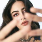 Leya Kırşan Instagram - "Oyunculuk benim için büyük bir bağ kurduğum, herhangi bir kalıba sığmayan, hayatımın en önemli kısmını kaplayan, yapmaktan en büyük keyif aldığım bir şey. Benim bütün çocukluğum, gençliğim, hayatımın bir parçası ve en büyük şansım." @leyakirsan #basiquemagazine #LeyaKırşan Röportajın devamı basiquemagazine.com adresinde! Röportaj: @cerenngursen Fotoğraf: @kalyoncumurat Styling: @sinemaslikara Saç: @kaankahramann_ Makyaj: @cuneytseven Styling Asistanı: @hulyatunnc Fotoğraf Asistanı: @bariskorogllu Studio: @runicproduction Dijital İçerik Editörleri: @cerengursenn @nureriskuran Ajans: @ukiletisim Pr: @sefkatpeker
