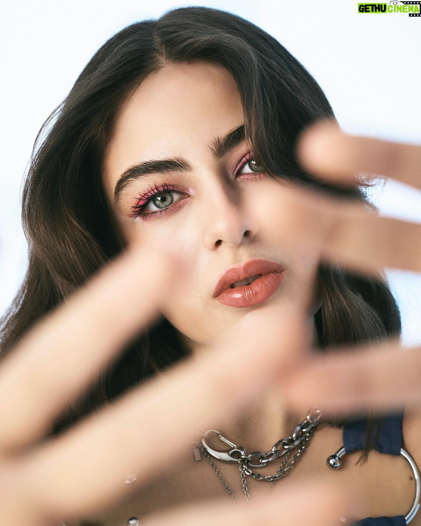 Leya Kırşan Instagram - "Oyunculuk benim için büyük bir bağ kurduğum, herhangi bir kalıba sığmayan, hayatımın en önemli kısmını kaplayan, yapmaktan en büyük keyif aldığım bir şey. Benim bütün çocukluğum, gençliğim, hayatımın bir parçası ve en büyük şansım." @leyakirsan #basiquemagazine #LeyaKırşan Röportajın devamı basiquemagazine.com adresinde! Röportaj: @cerenngursen Fotoğraf: @kalyoncumurat Styling: @sinemaslikara Saç: @kaankahramann_ Makyaj: @cuneytseven Styling Asistanı: @hulyatunnc Fotoğraf Asistanı: @bariskorogllu Studio: @runicproduction Dijital İçerik Editörleri: @cerengursenn @nureriskuran Ajans: @ukiletisim Pr: @sefkatpeker