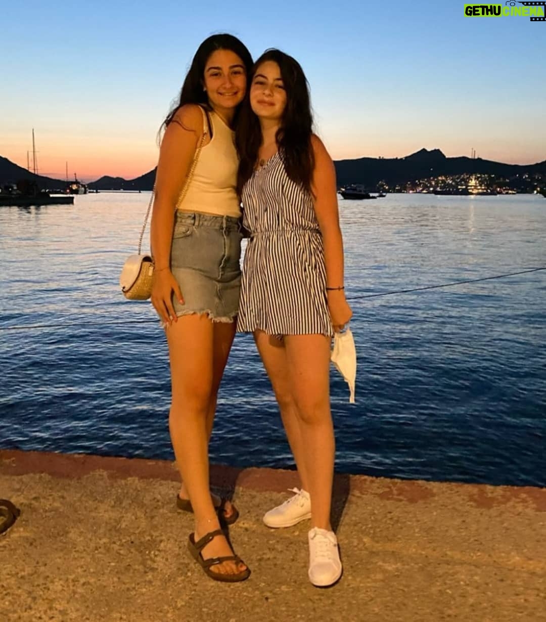 Leya Kırşan Instagram - Bütün dileklerinin gerçekleştiği bir yıl olsun canım ablam 🙏 Seni çok seviyorum 🎂🎉🎊💕