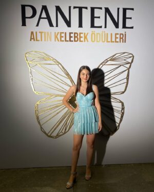 Leya Kırşan Instagram - Çok güzel bir geceydi. Ödül alanları tebrik ederim. Emeği geçen herkese teşekkürler. 🦋#pantenealtınkelebek