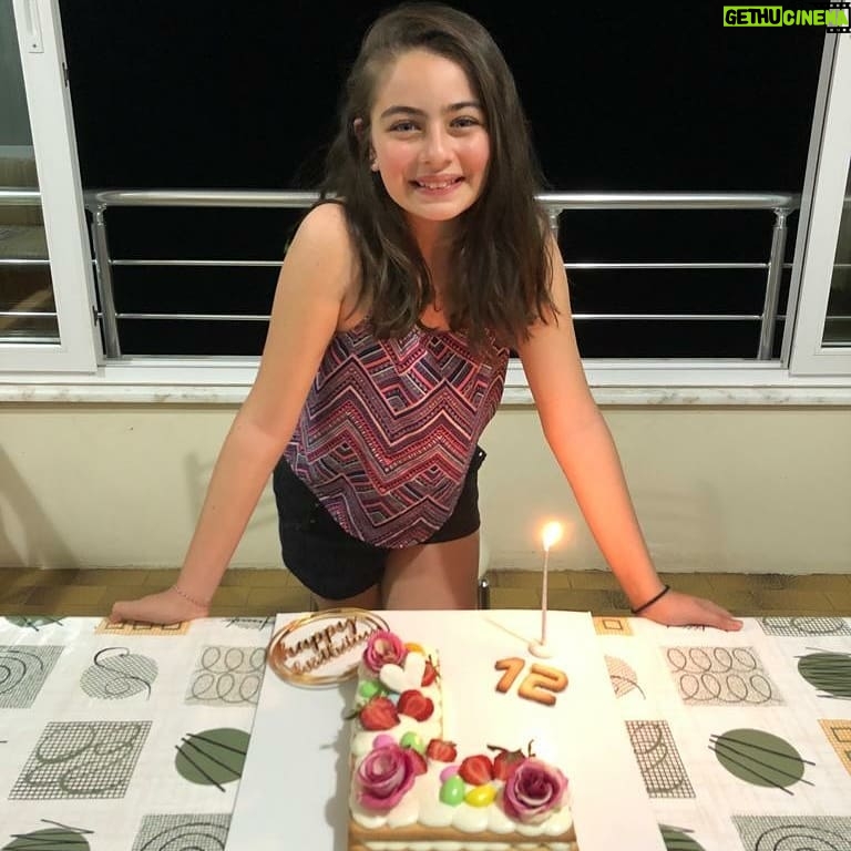 Leya Kırşan Instagram - Bugün inanılmaz güzel bir gün geçirdim. Arayan, mesaj atan, yanımda olan tüm sevdiklerime çok ama çok teşekkür ederim 🙏🙏🙏 Bir özel teşekkür de doğum günüm için şahane videolar hazırlayıp, yorum yapan, benim için çok değerli olan sizlere 💕💕💕 İyi ki 🎉🎉🎉
