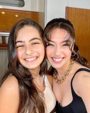 Leya Kırşan Instagram - #pantenealtınkelebek yıldızı parlayanlar da  benim yıldızım canım ablam @cemrebaysel ❤️
Seni çok seviyorum canım, yıldızın hep parlasın 💫