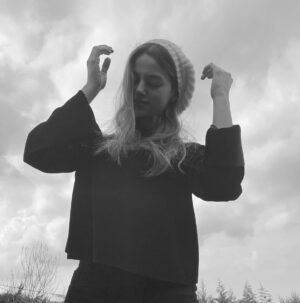 Leyla Tanlar Instagram - Medyanın gücünün ve öneminin bir medya öğrencisi olarak fazlasıyla farkındayım. Buna rağmen sosyal medyayı aktif kullanamıyor olduğumun da farkındayım. Kendi adıma yararından çok anksiyeteye sebep olduğunu düşünüyorum. Ama bugün özellikle paylaşım yapmam gerektiğini hissettim. Israrla bizi yok sayan bir sistemde bugün kesinlikle olmam gerekiyordu. Mesleğimde, içinde bulunduğum sektörde, akademik kariyer hayallerimde ya da her nerede olursa olsun bir kadın olarak karşıma çıkacak bütün engellerin üstesinden gelmek zorundayım, çünkü Maya Angelou der ki: “Bir kadın, ne zaman kendi sesini duyurmak için ayağa kalksa, aslında tüm kadınlar için ayağa kalkmış olur.” Belki bizlere, gücümüze, yapabileceklerimize inancı olmayan herhangi birinin karşısına çıkar da biraz olsun kendini kötü hisseder diye bu yazıyı paylaşmak istedim. Din, dil, ırk, emekçi, öğrenci demeden hepimizin 8 Mart Dünya Kadınlar Günü kutlu olsun! #dünyakadınlargünü 
As a media management major, I consider myself as a media literate person. I am aware of its power and significance. Though I am also aware that I’m not really active on social media. In my case, I think of it as something more anxiety provoking rather than having a positive impact. But I felt like I definitely had to post something this morning. In this system that constantly wants us to disappear, I had to especially exist today. In this industry as an actress, in academia as a possible graduate student or wherever in the world, I know that I have to overcome any obstacle that I may have to encounter as a woman, because as Maya Angelou once said, “Each time a woman stands up for herself, she stands up for all women.” I wanted to post this so that maybe it’ll show up on some people’s feed who don’t believe in us, our strength, or in what we can do and hopefully make them feel at least a little bad for themselves. Without distinction of origin, race, religion, laborer or student, happy International Women’s Day to all of my sisters around the world! #internationalwomensday #womenempowerment