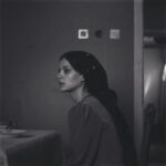 Leyla Tanlar Instagram - Adım Nevi; umut demek… • “Ben bir insandım…” “… evreni yaratırken altı gün çok yoruldun; sonra yarattıklarına baktın ve her şeyin çok iyi olduğunu gördün. Altıncı gün gök ve yer bütün ögeleriyle tamamlanmıştı. Yedinci güne gelindiğinde yapmakta olduğun işi bitirdin ve o gün dinlenmeye çekildin; belki de yedinci gün hala sürüyor çünkü masumların, acı çekenlerin çığlıkları ulaşmıyor sana ve artık her şey güzel değil." • Oradaki bütün kadınların sesi, umut ışığı olmak için artık gülse ya yüzün Nevi kızım 🤍🕊