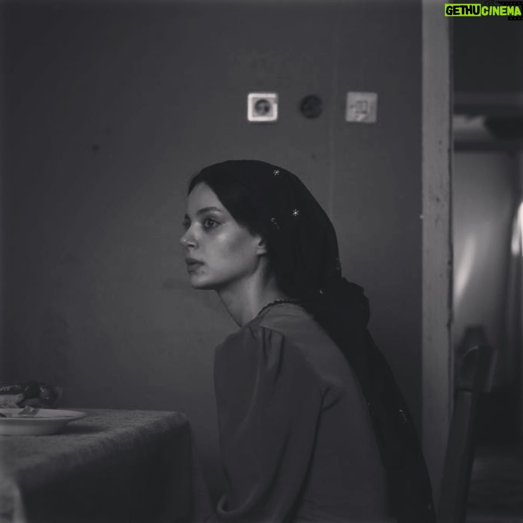 Leyla Tanlar Instagram - Adım Nevi; umut demek… • “Ben bir insandım…” “… evreni yaratırken altı gün çok yoruldun; sonra yarattıklarına baktın ve her şeyin çok iyi olduğunu gördün. Altıncı gün gök ve yer bütün ögeleriyle tamamlanmıştı. Yedinci güne gelindiğinde yapmakta olduğun işi bitirdin ve o gün dinlenmeye çekildin; belki de yedinci gün hala sürüyor çünkü masumların, acı çekenlerin çığlıkları ulaşmıyor sana ve artık her şey güzel değil." • Oradaki bütün kadınların sesi, umut ışığı olmak için artık gülse ya yüzün Nevi kızım 🤍🕊