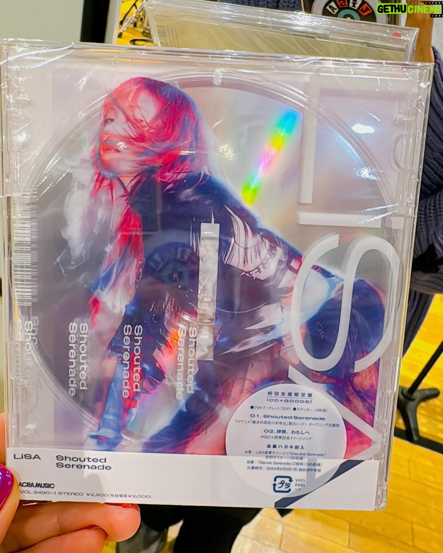 LiSA Instagram - まだまだ、なんて思っていたら、明後日は21枚目のシングルラブレター(CD)「Shouted Serenade」発売💿🗣️実際にCDになると喜びが大きい。大切な曲をラブレター(CD)で手にしていただける幸せを実感しています。あの日誓った願いがあったから産まれた叫びのうた。明日はフライングゲット日!握ったメッセージ、その手で迎えてくださいっ! https://lisa.lnk.to/Shouted_Serenade_PKG #mahouka #LiSASS