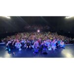 LiSA Instagram – バラエティー豊かなアーティストさんと、最初から最後まで楽しめる順応性と今日を楽しむ天才だらけの6時間。転換中もライブ後も音楽もトークも盛りだくさんの6時間。ステージとフロアとトーク席と楽屋を永遠に走り回ってあっという間の6時間でした。贅沢すぎる6時間！みなみなさまのお力で出来た　#ROOMICFES  でした😭❤️主催の中京テレビ様、#ROOMIC スタッフのみなさん、MC古坂さん、たむたむ、出演者のみなさん、そしてフロアのあなた！ほんんんっとうにお疲れ様でした！&ほんんっとうにありがとうございましたっ🏠感想言い足りないーー！！またぜーったいやろうね！🎸🎙️
今夜はみんなみんないい夢みてくださいっ😴🏠👏