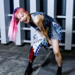LiSA Instagram - #LiSAアイスクリーム 👘⑦ 😈LDP-Hi FiVE🖐️ ラストスパートの戦闘モード💪 デニムと色んな生地を合わせて作ってもらったワンピースとジャケット！肩掛けになってもかわいいし、脱いでワンピースだけになってもかわいい🥹❤️後ろ姿もめちゃかわいいーー🥹❤️💪そしてさらに、怒涛のラストスパートも動きやすいしお洋服の動きが出てかっこいいしかわいい🥹❤️❤️❤️❤️💃🪭 #二日間のライブ後に１からメイクと洋服着直して撮影してるテンションじゃない #りさふく　 📸　@vizkage 👘　@mikitiaizawa @reclothes_labo 💄　@keiko__ujiie