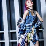 LiSA Instagram - #LiSAアイスクリーム 👘⑦ 😈LDP-Hi FiVE🖐️ ラストスパートの戦闘モード💪 デニムと色んな生地を合わせて作ってもらったワンピースとジャケット！肩掛けになってもかわいいし、脱いでワンピースだけになってもかわいい🥹❤️後ろ姿もめちゃかわいいーー🥹❤️💪そしてさらに、怒涛のラストスパートも動きやすいしお洋服の動きが出てかっこいいしかわいい🥹❤️❤️❤️❤️💃🪭 #二日間のライブ後に１からメイクと洋服着直して撮影してるテンションじゃない #りさふく　 📸　@vizkage 👘　@mikitiaizawa @reclothes_labo 💄　@keiko__ujiie