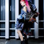 LiSA Instagram - #LiSAアイスクリーム 👘⑦ 😈LDP-Hi FiVE🖐️ ラストスパートの戦闘モード💪 デニムと色んな生地を合わせて作ってもらったワンピースとジャケット！肩掛けになってもかわいいし、脱いでワンピースだけになってもかわいい🥹❤️後ろ姿もめちゃかわいいーー🥹❤️💪そしてさらに、怒涛のラストスパートも動きやすいしお洋服の動きが出てかっこいいしかわいい🥹❤️❤️❤️❤️💃🪭 #二日間のライブ後に１からメイクと洋服着直して撮影してるテンションじゃない #りさふく　 📸　@vizkage 👘　@mikitiaizawa @reclothes_labo 💄　@keiko__ujiie