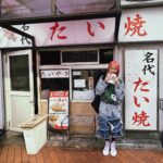 LiSA Instagram - 21枚目のシングルラブレター(CD)「Shouted Serenade」本日発売です💿💌 お店さんにお邪魔しています👣 たくさんお祝いしていただいています。嬉しいです🥂 街に出てお店さんの展開にお邪魔すると、ラブレター(CD)を届けられる幸せを実感するなぁ。懐かしいきもち。シングルだけで21回目。一緒に届けてくれるお店のみなさんありがとうございます。その手に取ってくれたあなた、ほんとうにありがとう！！Rising Hopeの物語りと繋いでお楽しみいただけますようにっ👊　#LiSASS で握った感想きかせてくださいっ☻ #LiSASS 発売おめでとう🎉そして、ありがとう！！ #池袋の鯛焼き屋さんで恒例のエネルギーチャージ中🐟