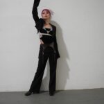LiSA Instagram - あの日の願いをつれて、あれからいくつもの悔しさや悲しさを一緒に超えて、みんなとパワーを重ねながら10年パワーアップし続けてきた「Rising Hope」。 少し大人になって、あの頃から想像できないくらい遠いところまで来たけれど、まだまだ叫びながら、歌にしながら、あの頃の未来に立っています。 #LiSASS 21枚目のシングルラブレター(CD)「Shouted Serenade」本日発売です。#握ったメッセージのその先へ　受け取ってください🎧#mahouka https://lisa.lnk.to/ShoutedSerenade_DG