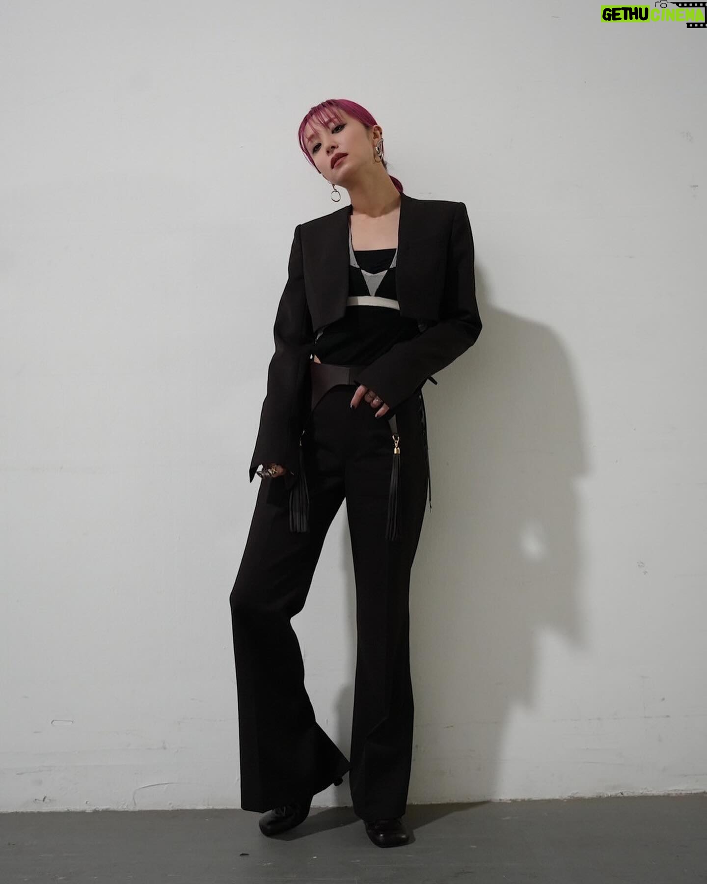 LiSA Instagram - あの日の願いをつれて、あれからいくつもの悔しさや悲しさを一緒に超えて、みんなとパワーを重ねながら10年パワーアップし続けてきた「Rising Hope」。 少し大人になって、あの頃から想像できないくらい遠いところまで来たけれど、まだまだ叫びながら、歌にしながら、あの頃の未来に立っています。 #LiSASS 21枚目のシングルラブレター(CD)「Shouted Serenade」本日発売です。#握ったメッセージのその先へ 受け取ってください🎧#mahouka https://lisa.lnk.to/ShoutedSerenade_DG