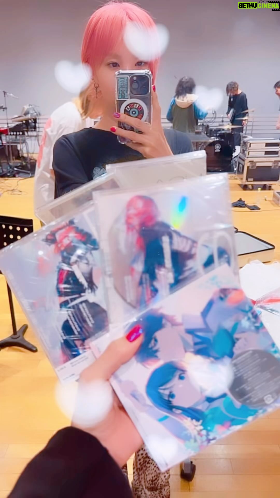 LiSA Instagram - #LiSASS フライングゲット日💿 早速受け取ってくれたみなさんありがとうございます👊 みんなの街のお店さんもたくさん見せてくれてありがとう☻♡ 今夜23:10より握ったメッセージリレーです👊あの頃を知っているあなたも知らないあなたも一緒に #握ったメッセージのその先へ 向かいましょう👊👊👊👊👊👊👊👊👊👊 https://youtu.be/amJ2h8URrWU?si=D02UsDkez182Aq5J