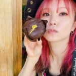 LiSA Instagram - こんにちは🍫　#LiSAカクテルパーティ　オフィシャル先行開始ですっ🍸🥂チケットお早めにゲットしてくださいっ☻🎫 #毎日チョコレートでデートにむけてカロリーたくわえてる🍫😋🥹❤️ 【全国アリーナツアー】 🍸オフィシャル先行開始しました🍸 ★受付URL eplus.jp/lisa2024/ ★受付期間 5/13(月)12:00～5/26(日)23:59 ソニー銀行 presents LiSA LiVE is Smile Always～COCKTAiL PARTY～[SWEET&SOUR] #LiSAカクテルパーティー ＊＊＊＊＊＊ 9/14(土)大阪城ホール ※SWEET 9/15(日)大阪城ホール ※SOUR 9/21(土)ポートメッセなごや 第1展示館(愛知) ※SWEET 9/22(日)ポートメッセなごや 第1展示館(愛知) ※SOUR 9/28(土)横浜アリーナ(神奈川) ※SWEET 9/29(日)横浜アリーナ(神奈川) ※SOUR 10/19(土)真駒内セキスイハイムアイスアリーナ(北海道) ※SWEET 10/20(日)真駒内セキスイハイムアイスアリーナ(北海道) ※SOUR 11/3(日)マリンメッセ福岡A館 ※SWEET 11/4(月祝)マリンメッセ福岡A館 ※SOUR 11/16(土)セキスイハイムスーパーアリーナ(宮城) ※SWEET 11/17(日)セキスイハイムスーパーアリーナ(宮城) ※SOUR 11/30(土)国立代々木競技場第一体育館(東京) ※SWEET 12/1(日)国立代々木競技場第一体育館(東京) ※SOUR 12/14(土)サンドーム福井 ※SWEET 12/15(日)サンドーム福井 ※SOUR ※DAY1がSWEET・DAY2がSOURとなります。