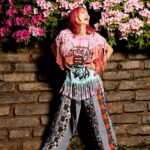 LiSA Instagram - #LiSAアイスクリーム 👘⑧ 📸　@vizkage 👘　@mikitiaizawa @mmd0905 💄　@keiko__ujiie 衣装全8着！まとめおわりーー！ 超大作！ このどれもステージの時間を着替えタイムなんてかんじさせないために、はやがえしようになっています。ほんとすごい、ほんとあっぱれ👏どれもこれも、ころころ変わっていく曲の世界にどっぷり浸からせてくれる、最高衣装でした。 衣装もデート(LiVE)の表現の一つになっています。 世界観も、動きやすさも、歌いやすさも、はやがえしたい気持ちも、でもこだわりたいファッションも、全部全部詰め込んでこの二日の記念日のために作ってもらったから、隅々まで受け取ってもらえますようにっ！ 「LiVE is Smile Always～i SCREAM～」がTBSチャンネル1で6月22日(土)午後9時〜放送でーす！📺 舞台裏に密着したオフショットムービーも📹 🔗 bit.ly/3xKxBHW #ライブ後遅くまで最初から作り直して遅くまでご一緒してくだったみなさんありがとうございましたっ。