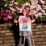 LiSA Instagram - #LiSAアイスクリーム 👘⑧ 📸　@vizkage 👘　@mikitiaizawa @mmd0905 💄　@keiko__ujiie 衣装全8着！まとめおわりーー！ 超大作！ このどれもステージの時間を着替えタイムなんてかんじさせないために、はやがえしようになっています。ほんとすごい、ほんとあっぱれ👏どれもこれも、ころころ変わっていく曲の世界にどっぷり浸からせてくれる、最高衣装でした。 衣装もデート(LiVE)の表現の一つになっています。 世界観も、動きやすさも、歌いやすさも、はやがえしたい気持ちも、でもこだわりたいファッションも、全部全部詰め込んでこの二日の記念日のために作ってもらったから、隅々まで受け取ってもらえますようにっ！ 「LiVE is Smile Always～i SCREAM～」がTBSチャンネル1で6月22日(土)午後9時〜放送でーす！📺 舞台裏に密着したオフショットムービーも📹 🔗 bit.ly/3xKxBHW #ライブ後遅くまで最初から作り直して遅くまでご一緒してくだったみなさんありがとうございましたっ。