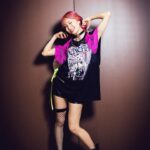 LiSA Instagram - #LiSAアイスクリーム 👘⑧ 📸　@vizkage 👘　@mikitiaizawa @mmd0905 💄　@keiko__ujiie 衣装全8着！まとめおわりーー！ 超大作！ このどれもステージの時間を着替えタイムなんてかんじさせないために、はやがえしようになっています。ほんとすごい、ほんとあっぱれ👏どれもこれも、ころころ変わっていく曲の世界にどっぷり浸からせてくれる、最高衣装でした。 衣装もデート(LiVE)の表現の一つになっています。 世界観も、動きやすさも、歌いやすさも、はやがえしたい気持ちも、でもこだわりたいファッションも、全部全部詰め込んでこの二日の記念日のために作ってもらったから、隅々まで受け取ってもらえますようにっ！ 「LiVE is Smile Always～i SCREAM～」がTBSチャンネル1で6月22日(土)午後9時〜放送でーす！📺 舞台裏に密着したオフショットムービーも📹 🔗 bit.ly/3xKxBHW #ライブ後遅くまで最初から作り直して遅くまでご一緒してくだったみなさんありがとうございましたっ。