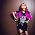 LiSA Instagram - #LiSAアイスクリーム 👘⑧ 📸　@vizkage 👘　@mikitiaizawa @mmd0905 💄　@keiko__ujiie 衣装全8着！まとめおわりーー！ 超大作！ このどれもステージの時間を着替えタイムなんてかんじさせないために、はやがえしようになっています。ほんとすごい、ほんとあっぱれ👏どれもこれも、ころころ変わっていく曲の世界にどっぷり浸からせてくれる、最高衣装でした。 衣装もデート(LiVE)の表現の一つになっています。 世界観も、動きやすさも、歌いやすさも、はやがえしたい気持ちも、でもこだわりたいファッションも、全部全部詰め込んでこの二日の記念日のために作ってもらったから、隅々まで受け取ってもらえますようにっ！ 「LiVE is Smile Always～i SCREAM～」がTBSチャンネル1で6月22日(土)午後9時〜放送でーす！📺 舞台裏に密着したオフショットムービーも📹 🔗 bit.ly/3xKxBHW #ライブ後遅くまで最初から作り直して遅くまでご一緒してくだったみなさんありがとうございましたっ。