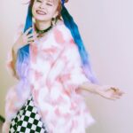 LiSA Instagram - #LiSAアイスクリーム　 👘⑤ 🗣️🙅‍♀️🔇❌→🧹🧹👯‍♂️→🪧💥🤛→🔊→💃🕺 🍨＝🏬 ノンノン👗→エレクトリリカル👾→WiLD CANDY🍭→スパイシーワールド🌶️ #振り付け練習無しでいってまえとスパルタダンスメドレーすぐ踊れるみんなの記憶力に脱帽　 #めちゃダンス練習した #のすけとりゅーいちのサイレントパフォーマンスおもしろすぎるし状況把握してすぐついてきてくれる会場のみんなの順応力に脱帽　 #これ早着替えするLiSAチームすごすぎて脱帽 #靴や髪まで変えるなんてチャレンジャー #いつもわたしのチャレンジ精神についてきてくれるみんなに脱帽 #白桃ヨーグルトアイスの服🍨🍑🐮 #ブルーハワイ巨峰シャーベットの髪🍨🫐🍇 #りさふく　 📸　@vizkage 👘　@mikitiaizawa 💄　@keiko__ujiie