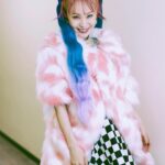 LiSA Instagram - #LiSAアイスクリーム　 👘⑤ 🗣️🙅‍♀️🔇❌→🧹🧹👯‍♂️→🪧💥🤛→🔊→💃🕺 🍨＝🏬 ノンノン👗→エレクトリリカル👾→WiLD CANDY🍭→スパイシーワールド🌶️ #振り付け練習無しでいってまえとスパルタダンスメドレーすぐ踊れるみんなの記憶力に脱帽　 #めちゃダンス練習した #のすけとりゅーいちのサイレントパフォーマンスおもしろすぎるし状況把握してすぐついてきてくれる会場のみんなの順応力に脱帽　 #これ早着替えするLiSAチームすごすぎて脱帽 #靴や髪まで変えるなんてチャレンジャー #いつもわたしのチャレンジ精神についてきてくれるみんなに脱帽 #白桃ヨーグルトアイスの服🍨🍑🐮 #ブルーハワイ巨峰シャーベットの髪🍨🫐🍇 #りさふく　 📸　@vizkage 👘　@mikitiaizawa 💄　@keiko__ujiie
