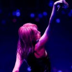 LiSA Instagram - 想い想うほど絡まる愛錠 愛してしまえば地獄で　離れてしまえば孤独だ #LiSAアイスクリーム　#愛錠　 #野間さんとバンドのアレンジがすごすぎてひたひたに浸った #このチェアダンスの為にずっとつま先歩きしてたからめちゃめちゃ内転筋筋肉痛🪑 #このピアノ上に乗れるように１から作ってもらったんだけどLiSAってエンブレムが入っている世界に一つだけのLiSAピアノ🆕 #わたし背中めちゃかっこいいやん💪🥹