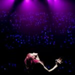 LiSA Instagram - 想い想うほど絡まる愛錠 愛してしまえば地獄で　離れてしまえば孤独だ #LiSAアイスクリーム　#愛錠　 #野間さんとバンドのアレンジがすごすぎてひたひたに浸った #このチェアダンスの為にずっとつま先歩きしてたからめちゃめちゃ内転筋筋肉痛🪑 #このピアノ上に乗れるように１から作ってもらったんだけどLiSAってエンブレムが入っている世界に一つだけのLiSAピアノ🆕 #わたし背中めちゃかっこいいやん💪🥹