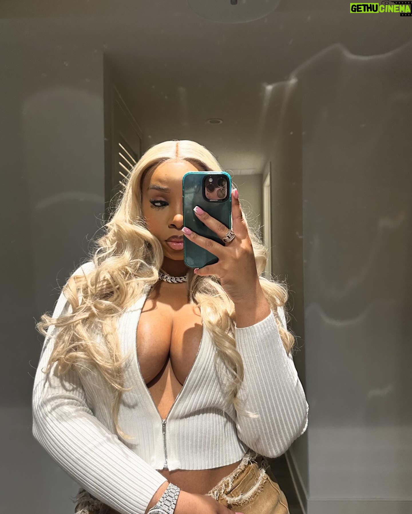 LightSkinKeisha Instagram - milfin 🥛 @FashionNova