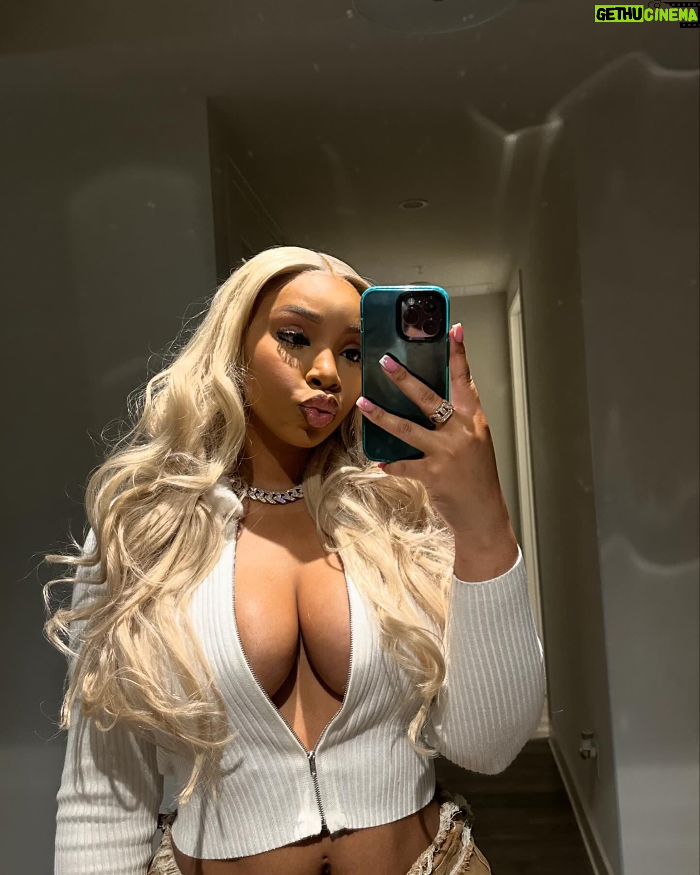 LightSkinKeisha Instagram - milfin 🥛 @FashionNova