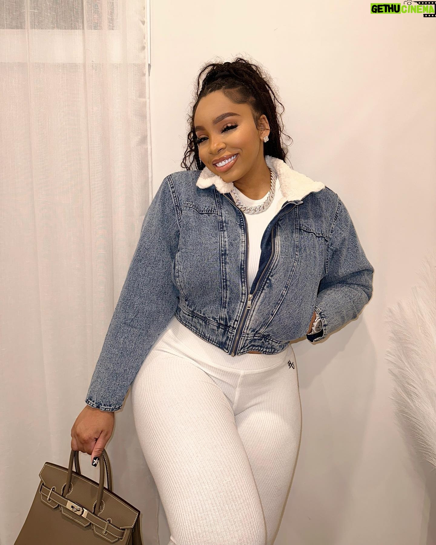 LightSkinKeisha Instagram - healthy & wealthy 🤑 @fashionnova