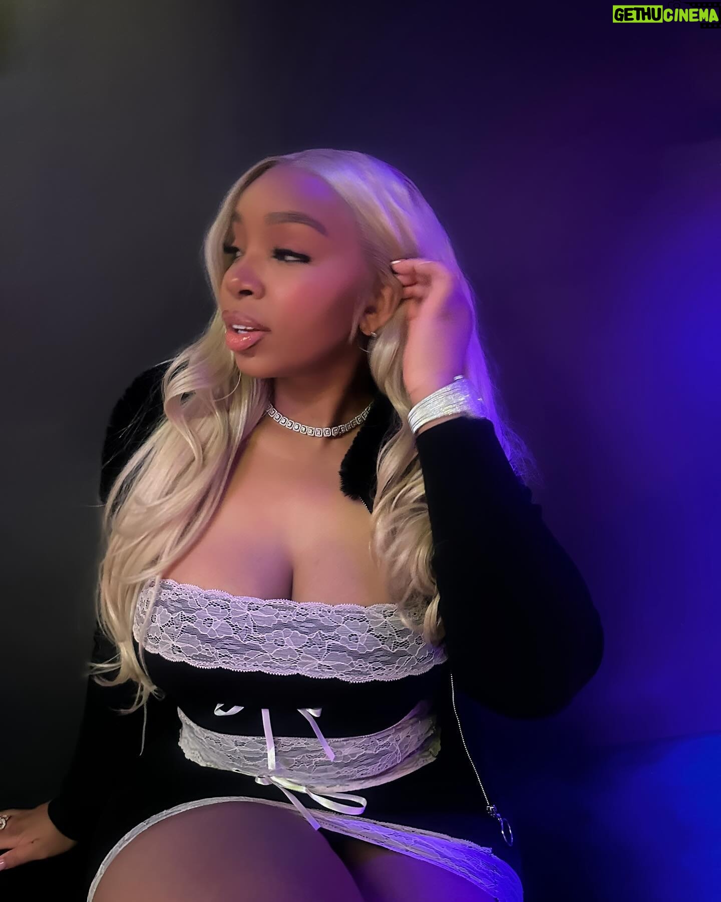LightSkinKeisha Instagram - foot on necks, can’t breatheeeee 😮💨 @FashionNova