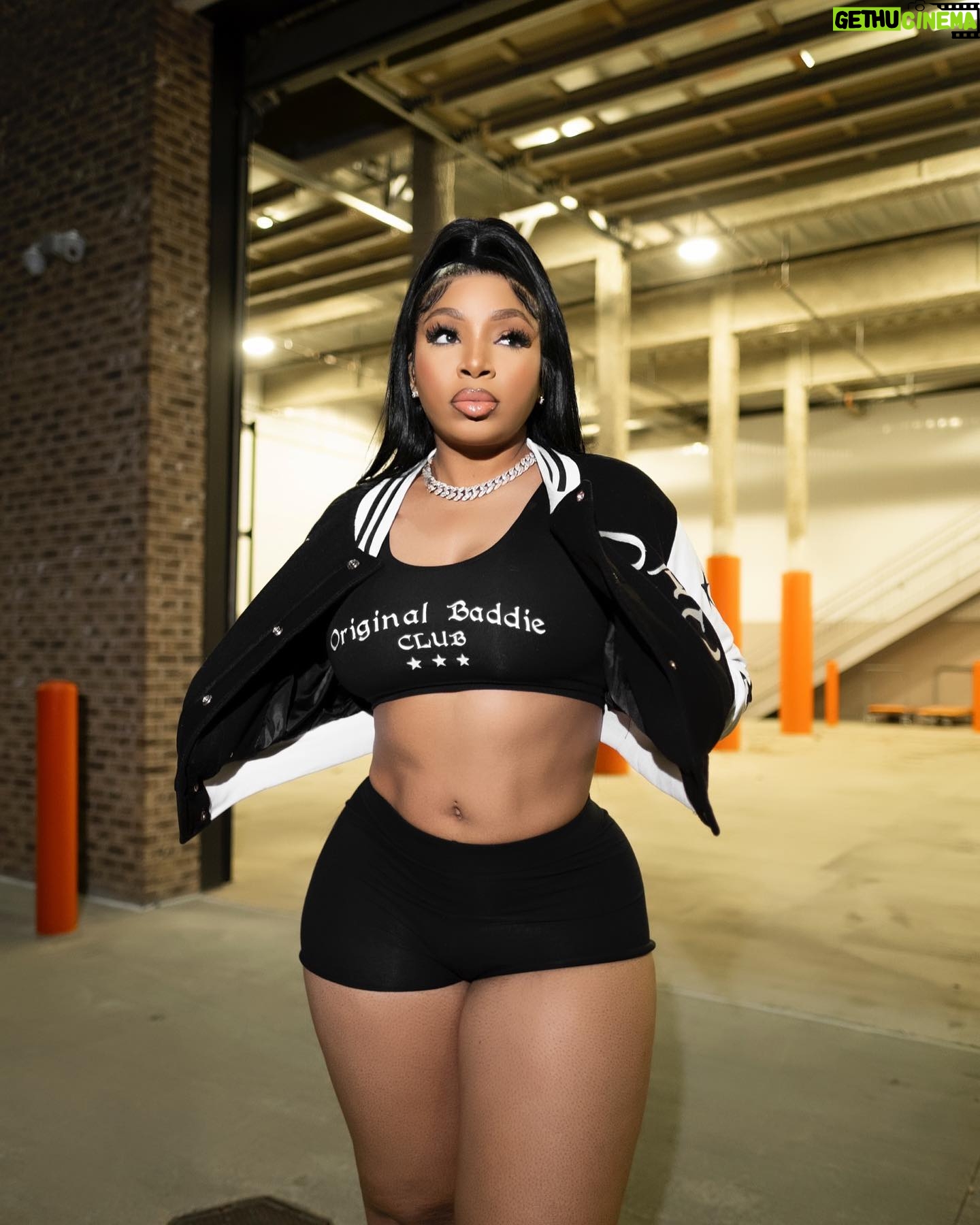 LightSkinKeisha Instagram - She a baddie she know she a 10 😍 Varsity Jacket/ Bra/ Shorts: @originalbaddieclub ⭐️💜