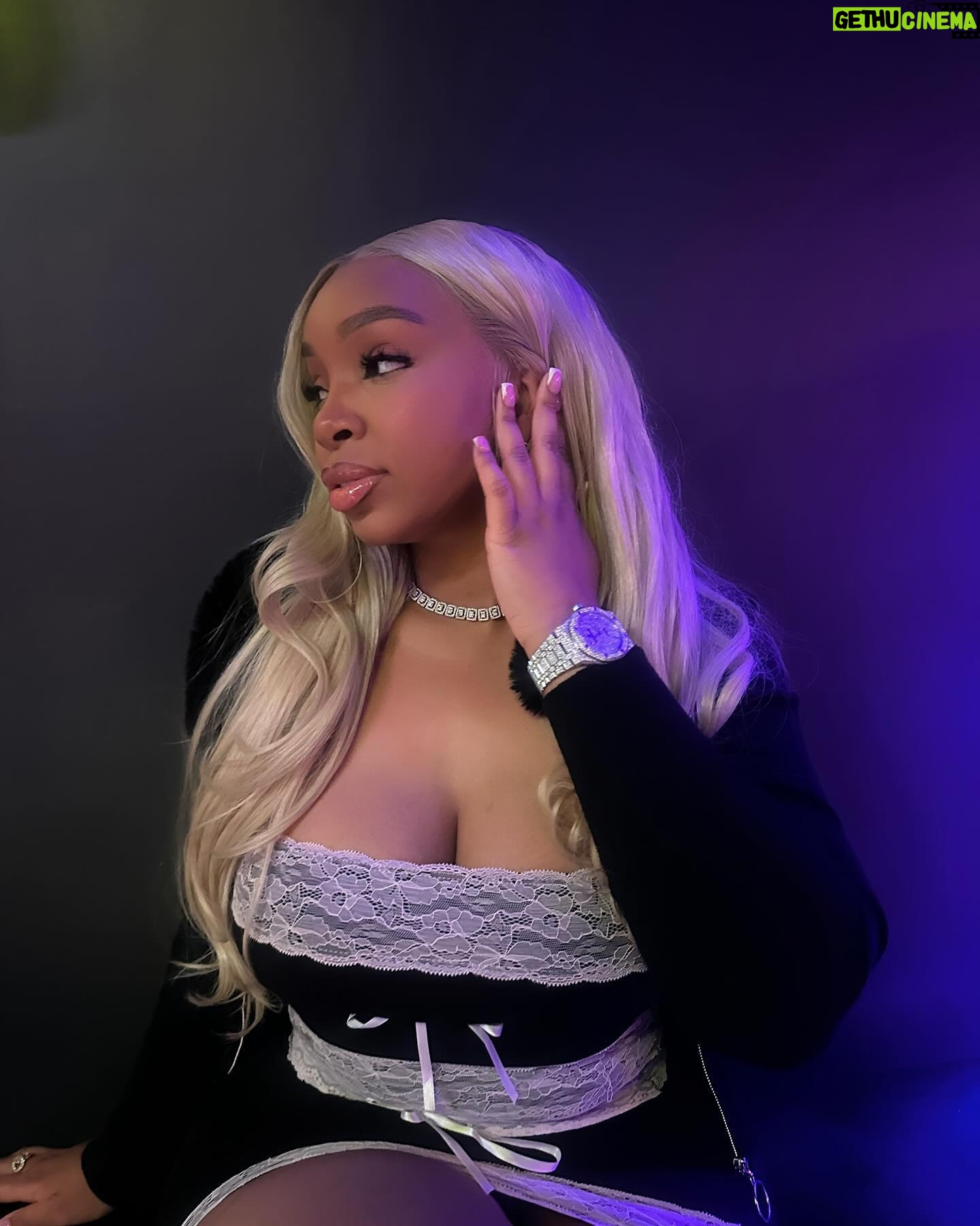 LightSkinKeisha Instagram - foot on necks, can’t breatheeeee 😮💨 @FashionNova