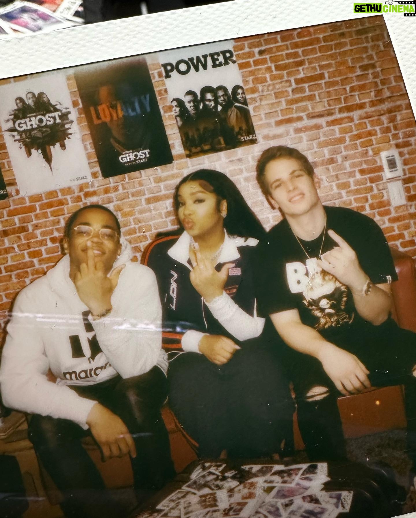 LightSkinKeisha Instagram - New episode of @thecrewhasit OUT NOW with the gangggg @michaelraineyjr @giannivpaolo ! We had a blasttttt, go tune in now ! Who ready for season 3 ? 👀👀👀👻