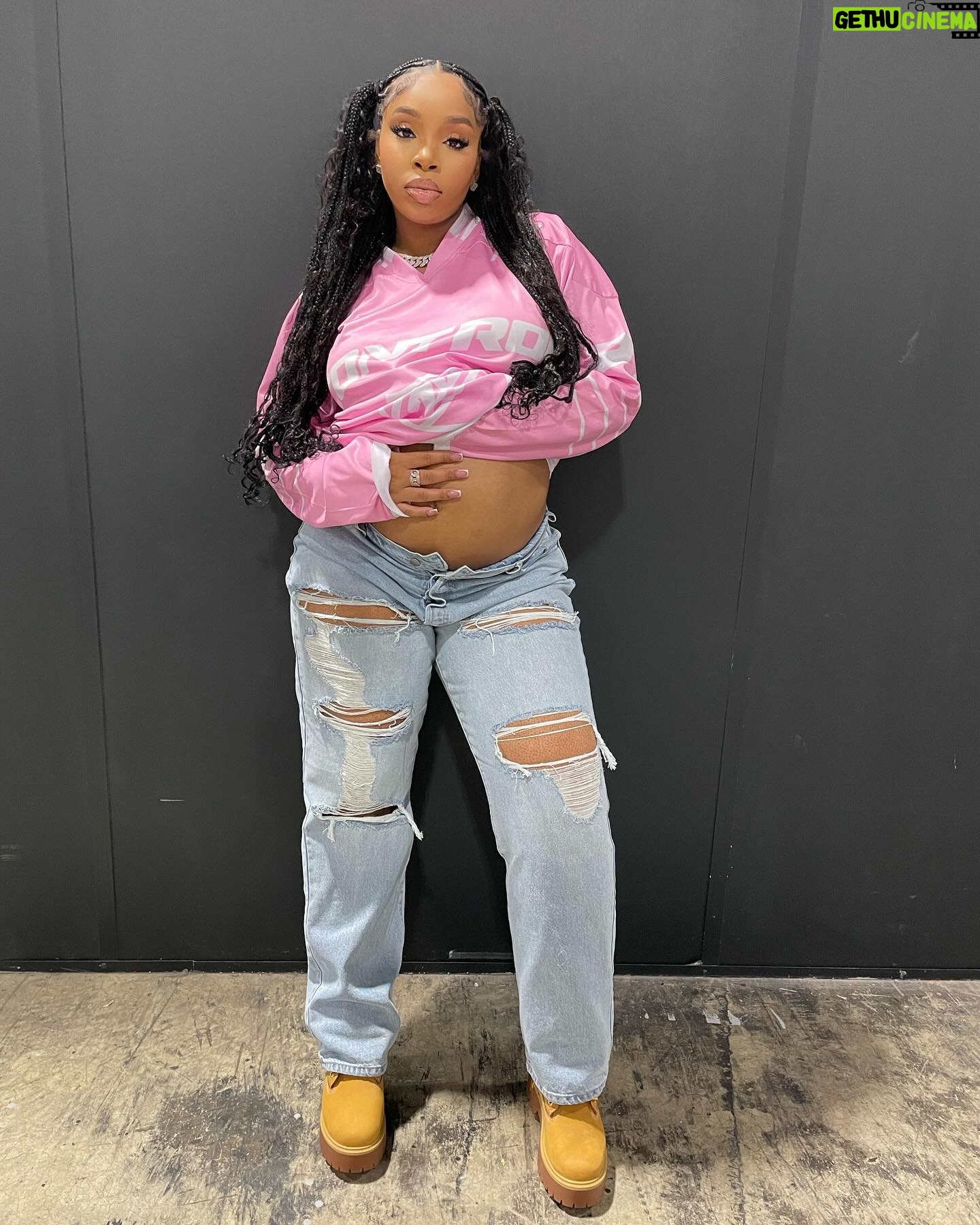 LightSkinKeisha Instagram - see itโs a lot of yall, only 1 of me ๐ @FashionNova