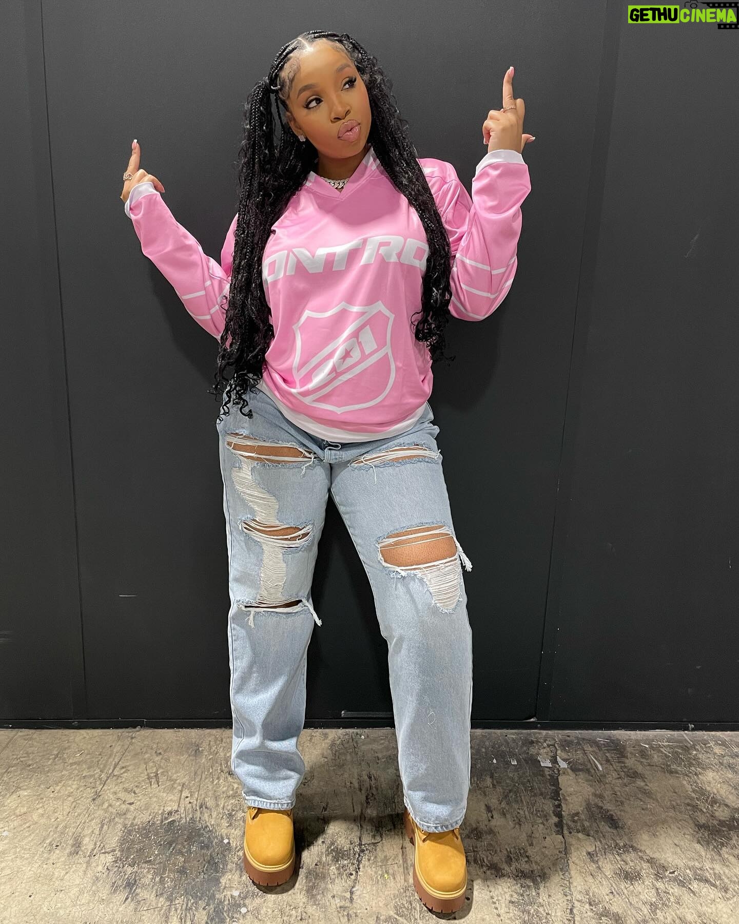 LightSkinKeisha Instagram - see itโs a lot of yall, only 1 of me ๐ @FashionNova