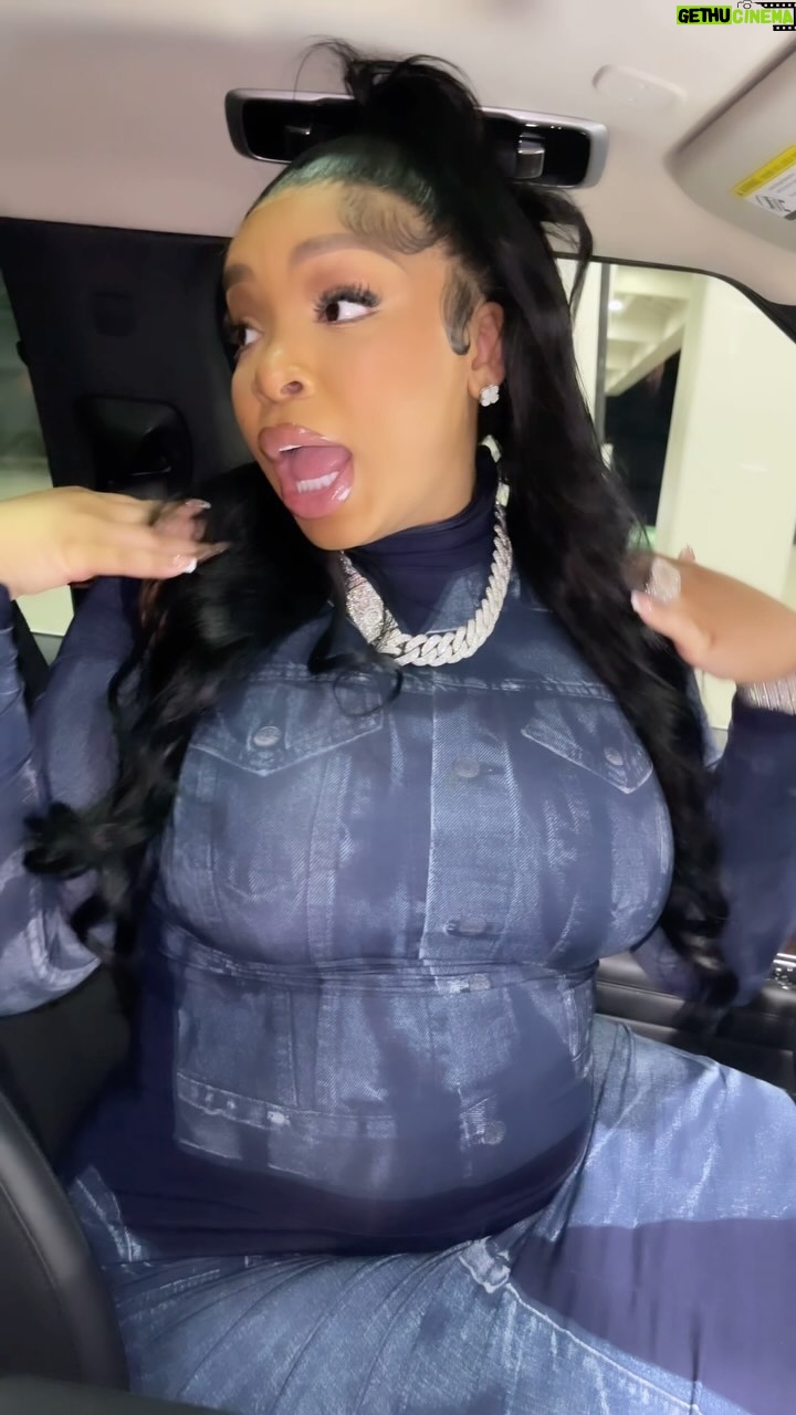LightSkinKeisha Instagram - “FINE AF” OUT NOW! LINK IN BIO! GO STREAMMM ❤️🔥💃🏽