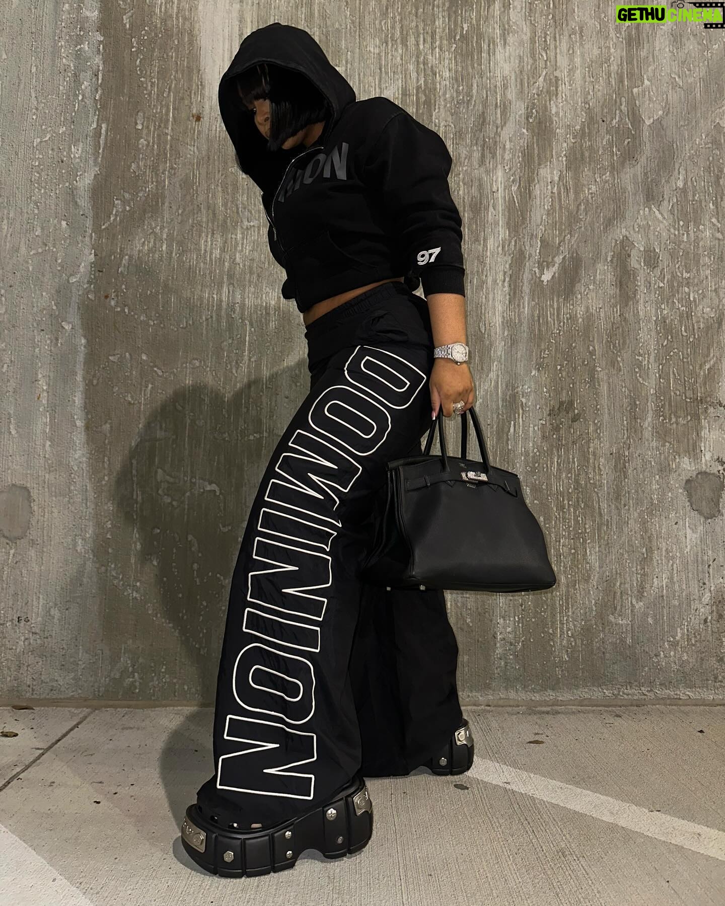 LightSkinKeisha Instagram - I ain’t beggin when I tell a b*tch please 🎱👽🥷