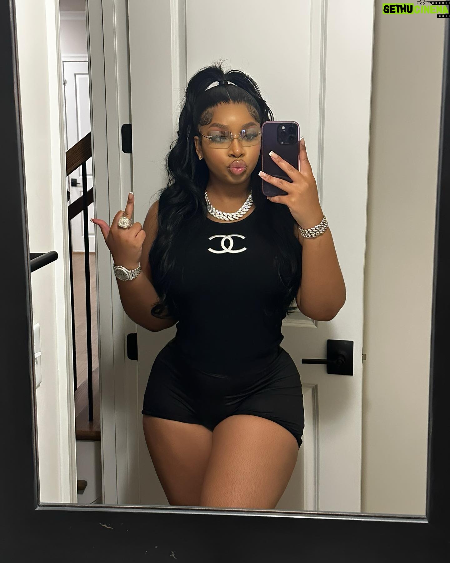 LightSkinKeisha Instagram - Real bad bx*ch, sittin pretty, thousand for da weave 🤑 @fashionnova