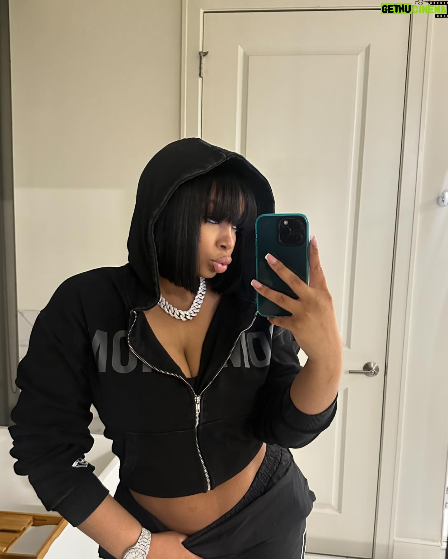 LightSkinKeisha Instagram - I ain’t beggin when I tell a b*tch please 🎱👽🥷