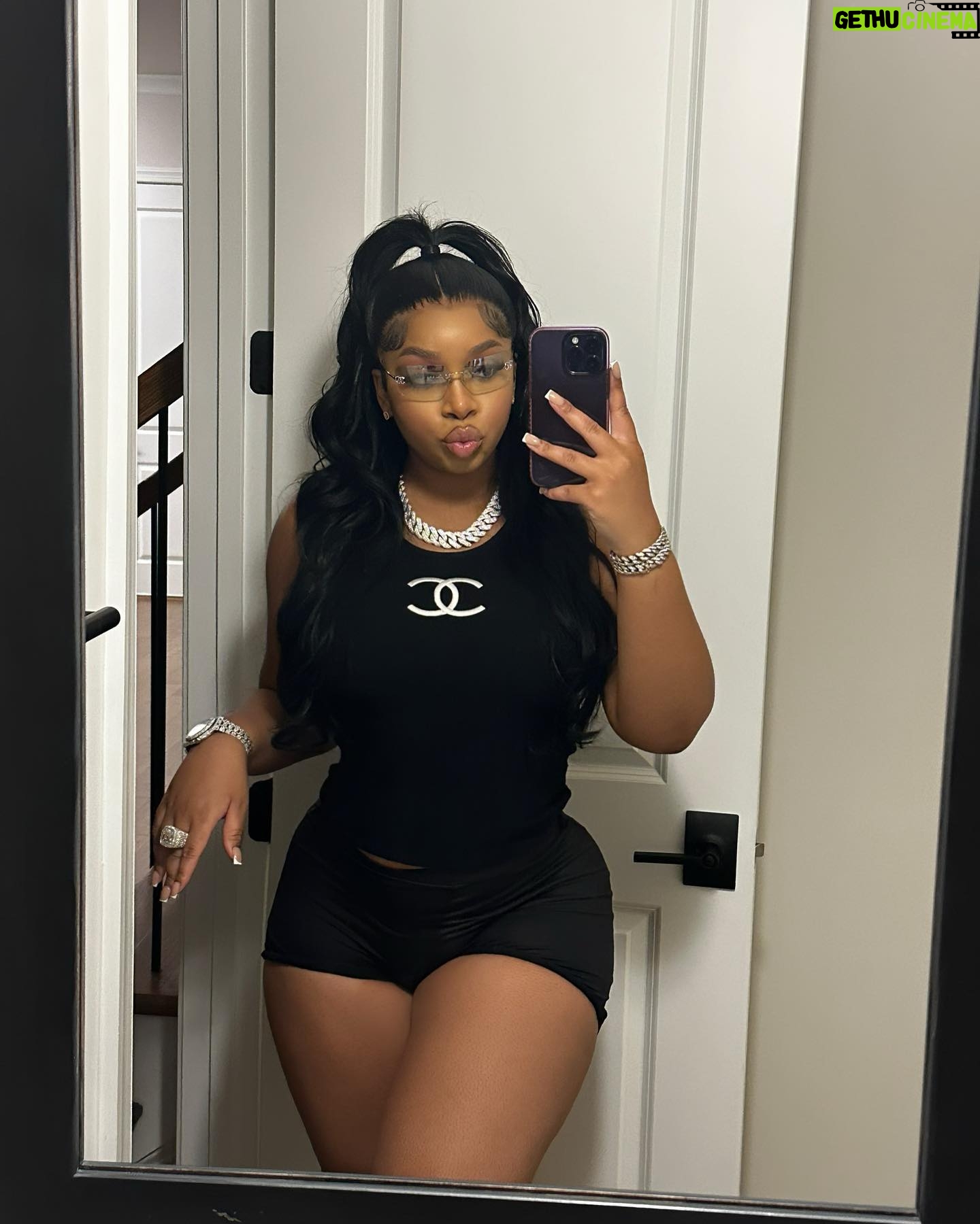 LightSkinKeisha Instagram - Real bad bx*ch, sittin pretty, thousand for da weave 🤑 @fashionnova