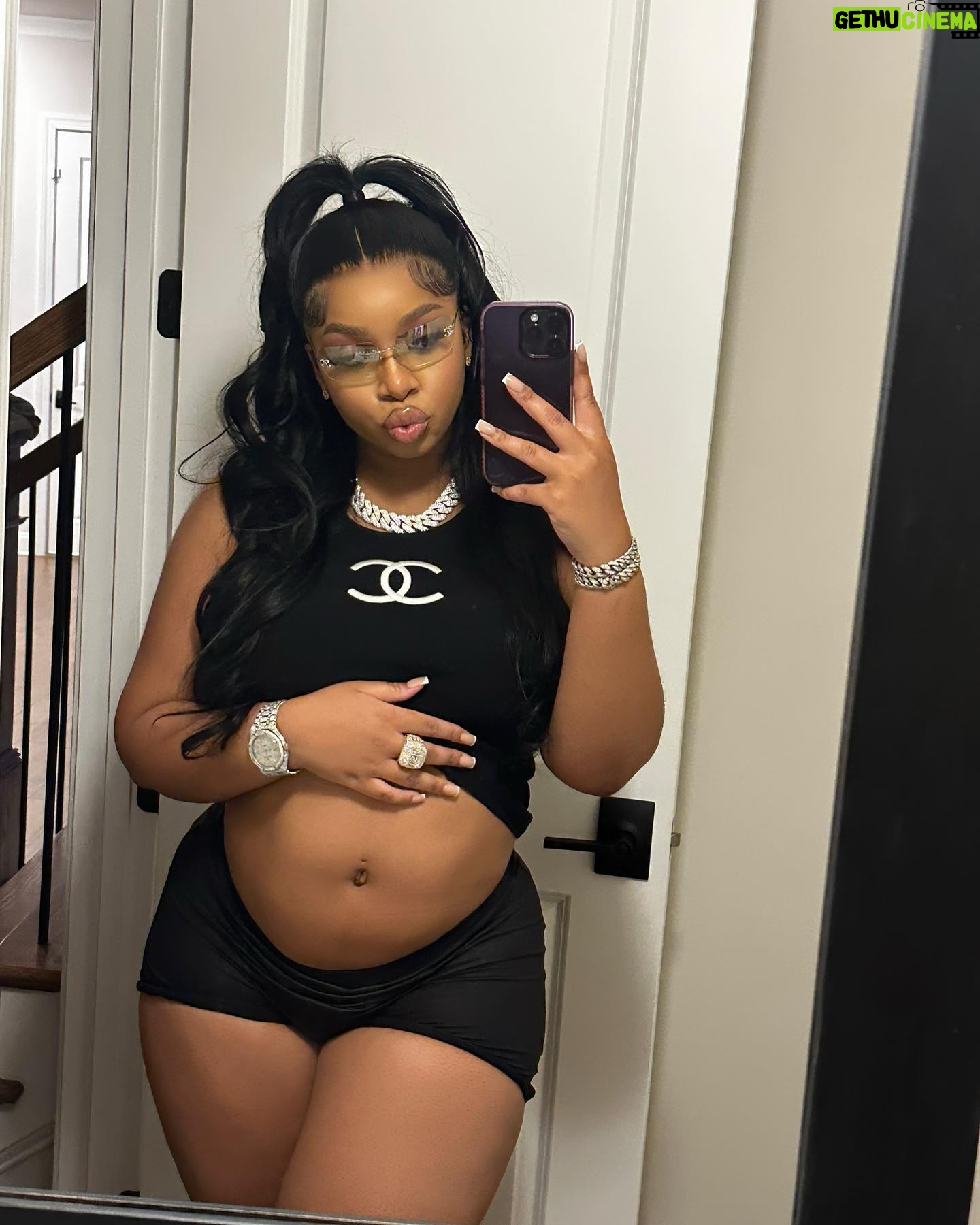 LightSkinKeisha Instagram - Real bad bx*ch, sittin pretty, thousand for da weave 🤑 @fashionnova