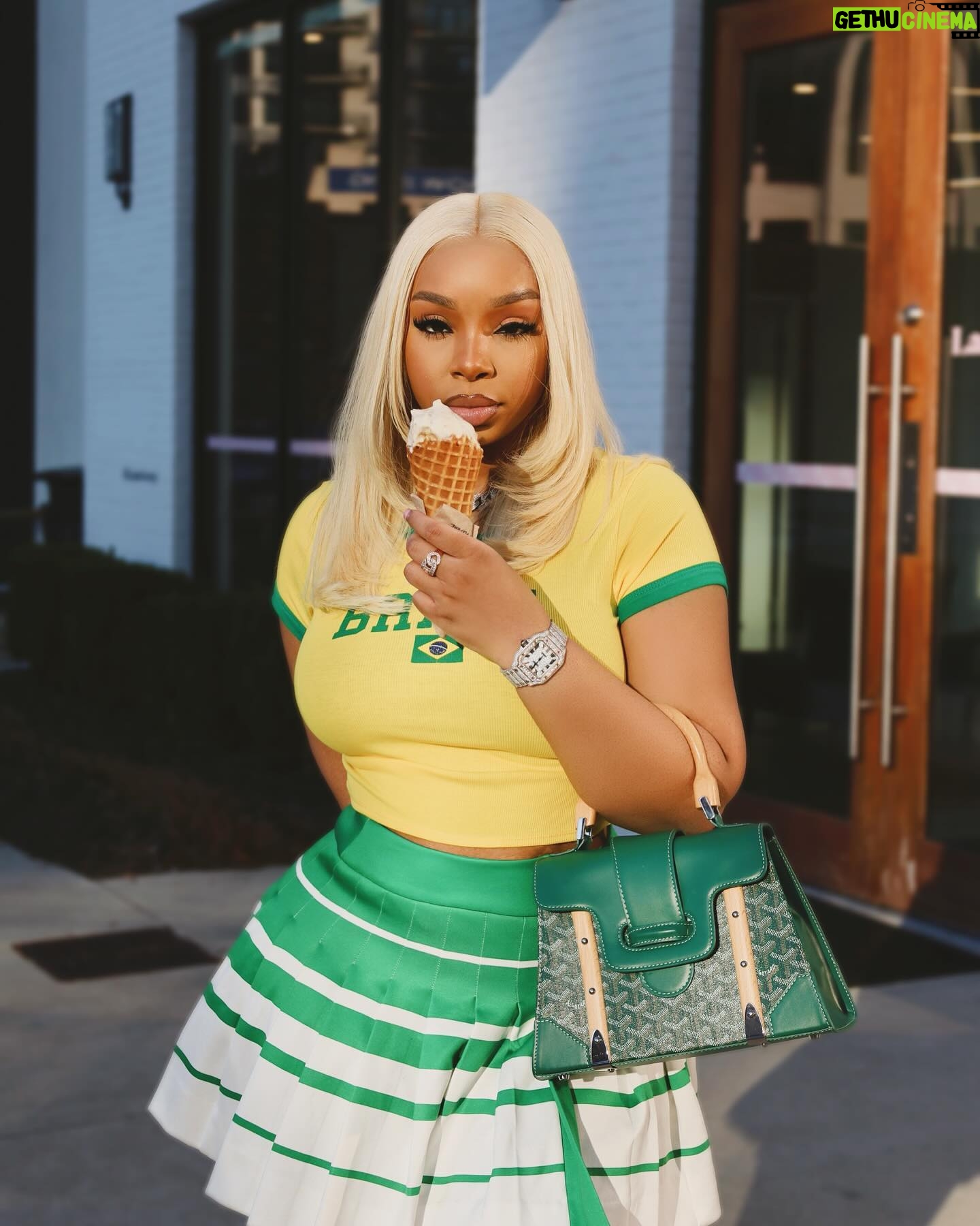 LightSkinKeisha Instagram - his favorite flavor 😋🍦💚 @FashionNova