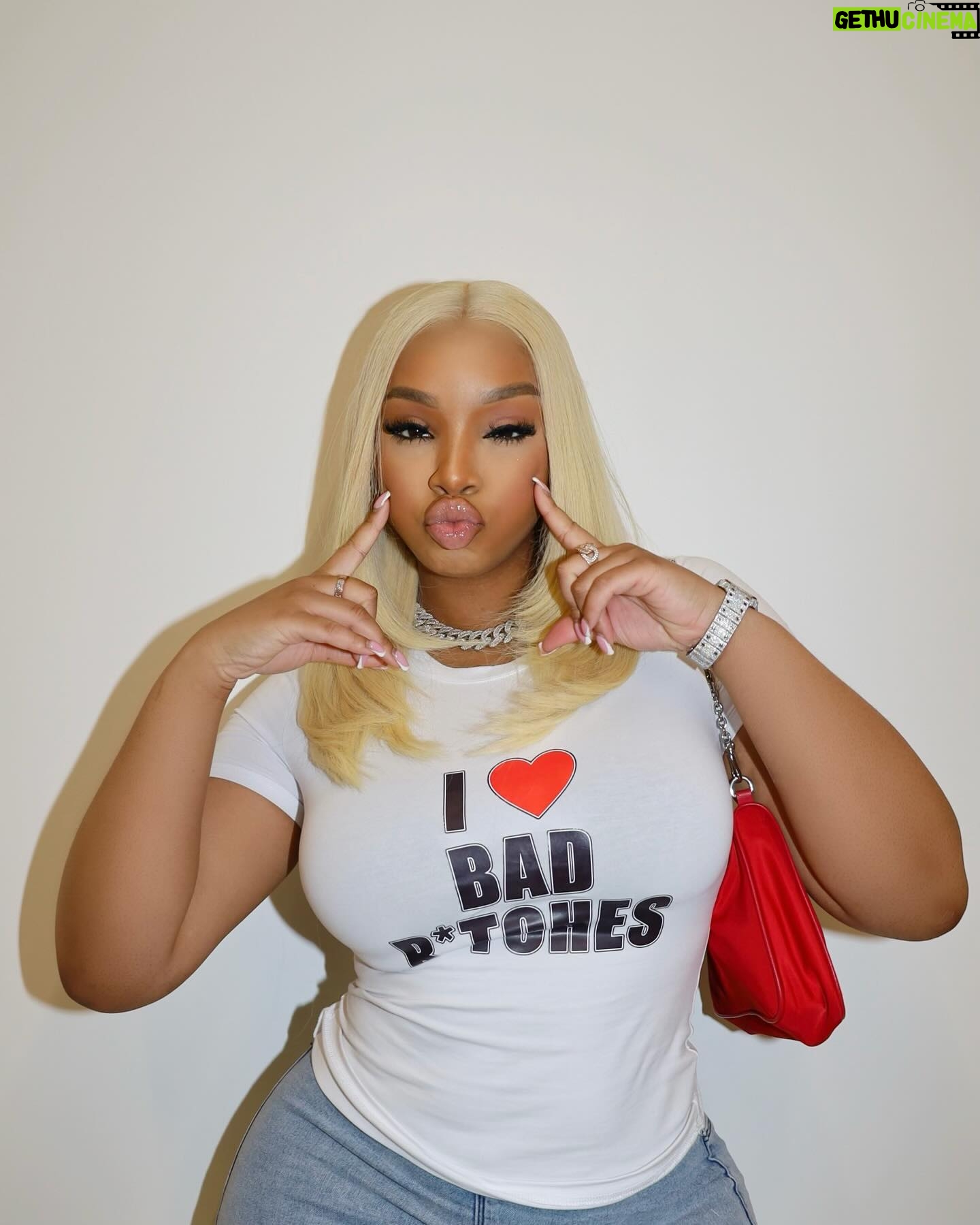 LightSkinKeisha Instagram - i ❤️ Bad B*tches 🥹 @originalbaddieclub