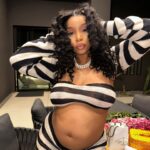 LightSkinKeisha Instagram - It’s Virgo season, throw rose petals when I walk b*tchhhh 🤭♍️🖤🌹 thank you pumpkinnn ☺️