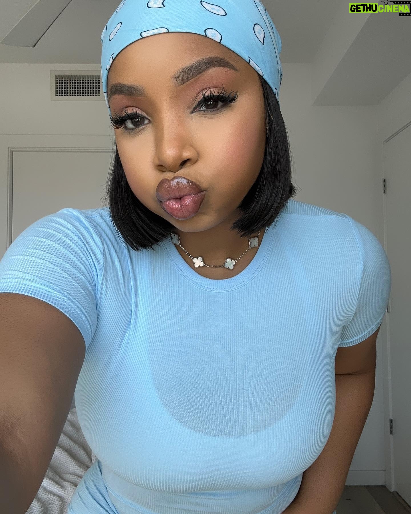 LightSkinKeisha Instagram - lets go get some money and get fine on dese 🥷 🩵 Set by: @originalbaddieclub , AVAILABLE NOW 💋
