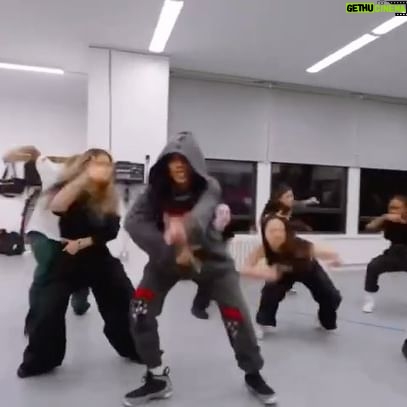 Lil Mama - 3 Likes - This or That Freestyle - FRIDAY Mixtape in My Bio …
I Was a Special Guest @kingchuckaduck Class Tuesday and Thursday for This or That (Just Relax @lola.brooke ) Remix.
I spoke to Charles on Wednesday and He Said “I Really Want You To Stand in The Center & Rap Your Verse with The Dancers. I was so Inspired by What He Created I Learned a Few Moves by Watching Tuesdays Class Over And Over.
Thank You To Everyone That Who Came Out Including My Guest @davidsincereaiken @arnstar @mikedag3nius_ & @tagboogie
Loving my @deviaredummy Sweatsuit
🎥 @directormoorshotz thanks for capturing this moment 💜